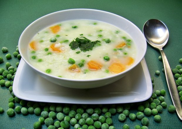 Fotografia przedstawiająca Zupa z zielonym groszkiem i marchewką