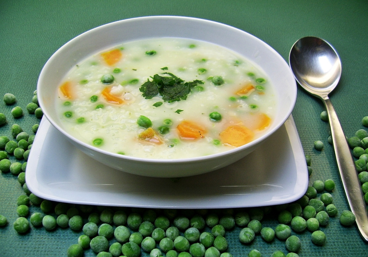 Zupa z zielonym groszkiem i marchewką foto