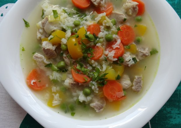 Fotografia przedstawiająca Zupa z zielonym groszkiem i ryżem