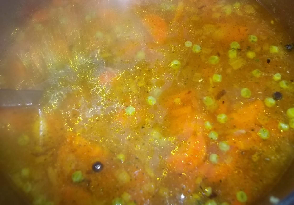 Zupa z zielonym groszkiem na gęsim smalcu foto