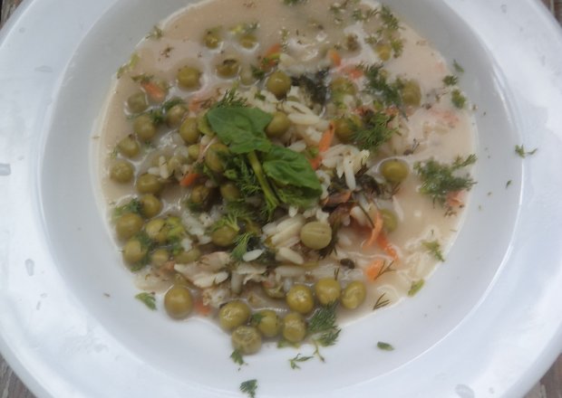 Fotografia przedstawiająca Zupa z zielonymi warzywami: groszkiem, szpinakiem i koperkiem :)