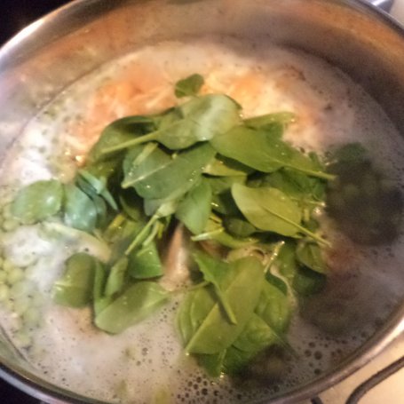 Krok 5 - Zupa z zielonymi warzywami: groszkiem, szpinakiem i koperkiem :) foto