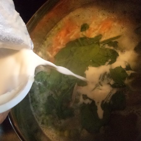 Krok 6 - Zupa z zielonymi warzywami: groszkiem, szpinakiem i koperkiem :) foto