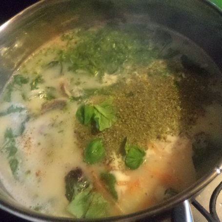 Krok 7 - Zupa z zielonymi warzywami: groszkiem, szpinakiem i koperkiem :) foto