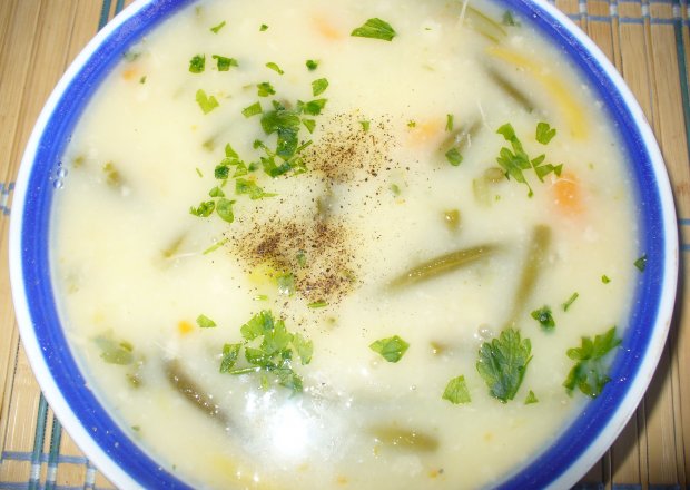 Fotografia przedstawiająca Zupa z ziemniakami i fasolką z dodatkiem ryżu