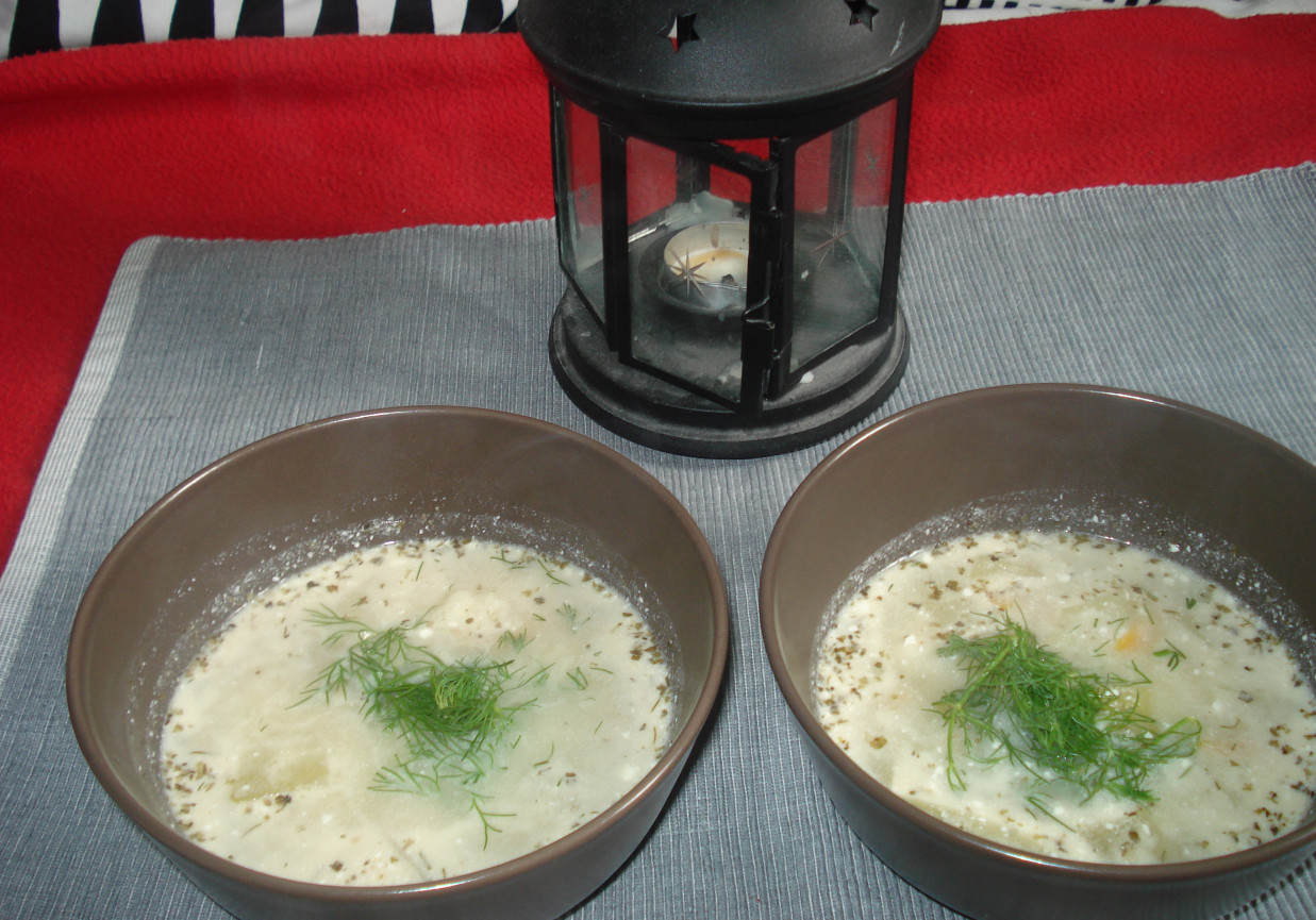 Zupa z zółtą papryką, kalafiorem i koperkiem foto