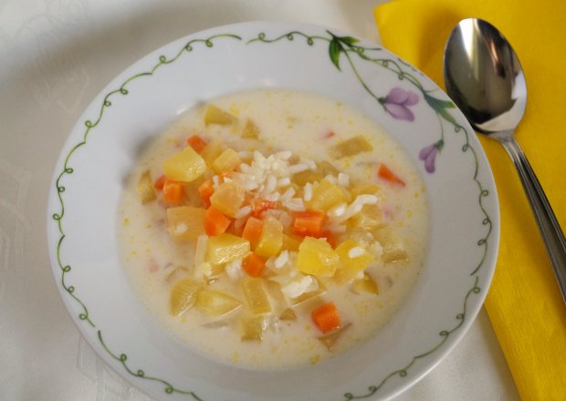 Fotografia przedstawiająca Zupa z żółtej cukinii z ryżem