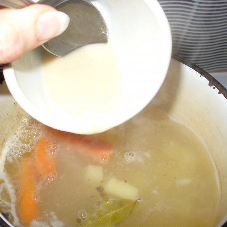 Krok 7 - Zupa  zasmażkowa z ziemniakami foto