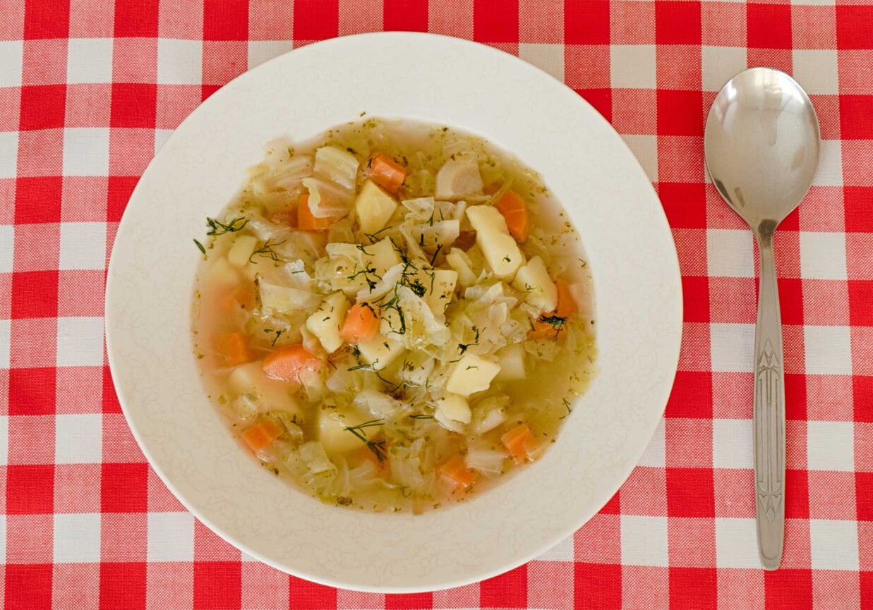 Zupa ze słodkiej białej kapusty foto