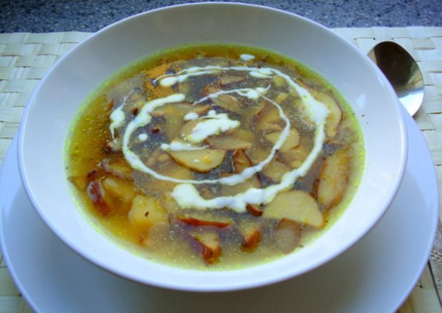 Fotografia przedstawiająca Zupa ze świeżych grzybów leśnych