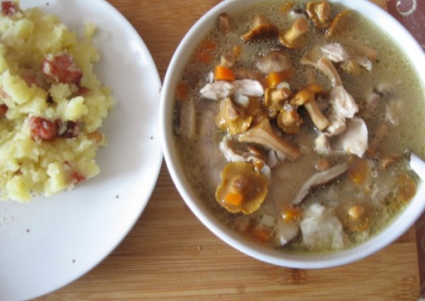 Fotografia przedstawiająca Zupa ze świeżych grzybów mieszanych