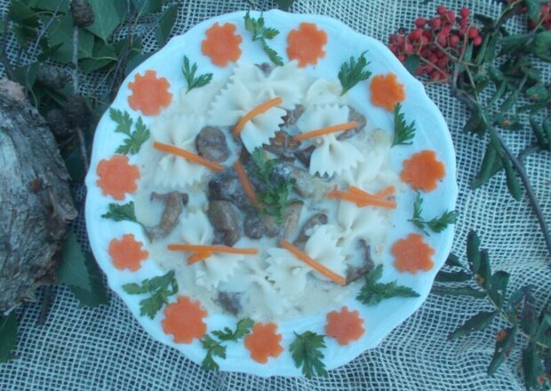 Fotografia przedstawiająca Zupa ze świeżych grzybów z makaronem