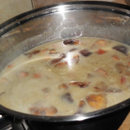 Krok 5 - Zupa ze świeżych grzybów. foto
