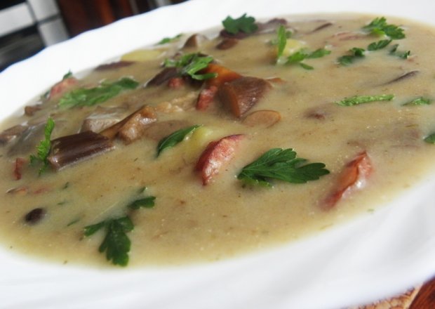 Fotografia przedstawiająca Zupa ze świeżych grzybów.