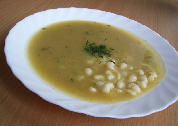 Fotografia przedstawiająca Zupa ze świeżych ogórków z ziemniaczanymi kluseczkami