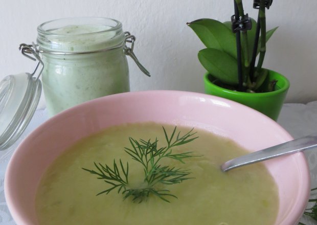 Fotografia przedstawiająca Zupa ze świeżych ogórków