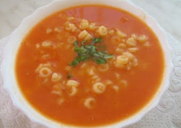 Fotografia przedstawiająca Zupa ze swiezych pomidorow z kluseczkami i bazylią
