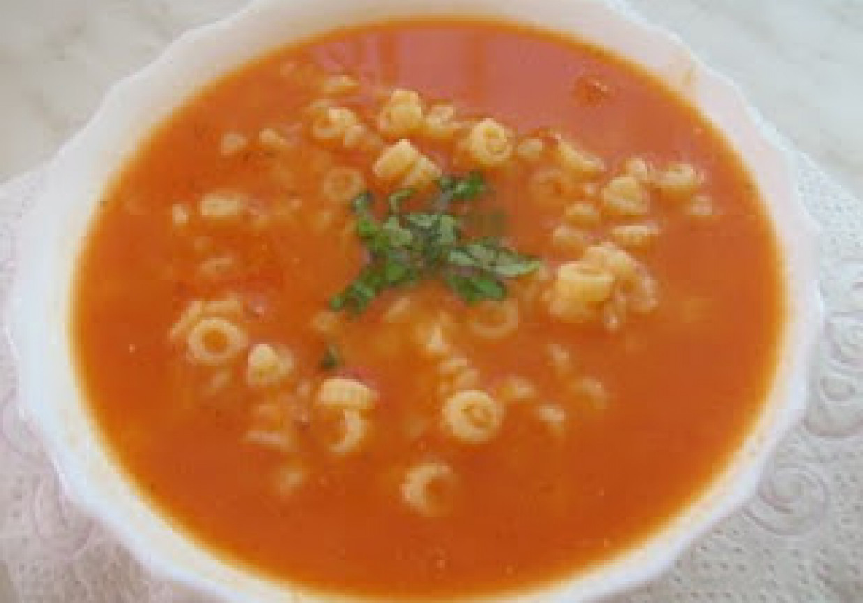 Zupa ze swiezych pomidorow z kluseczkami i bazylią foto