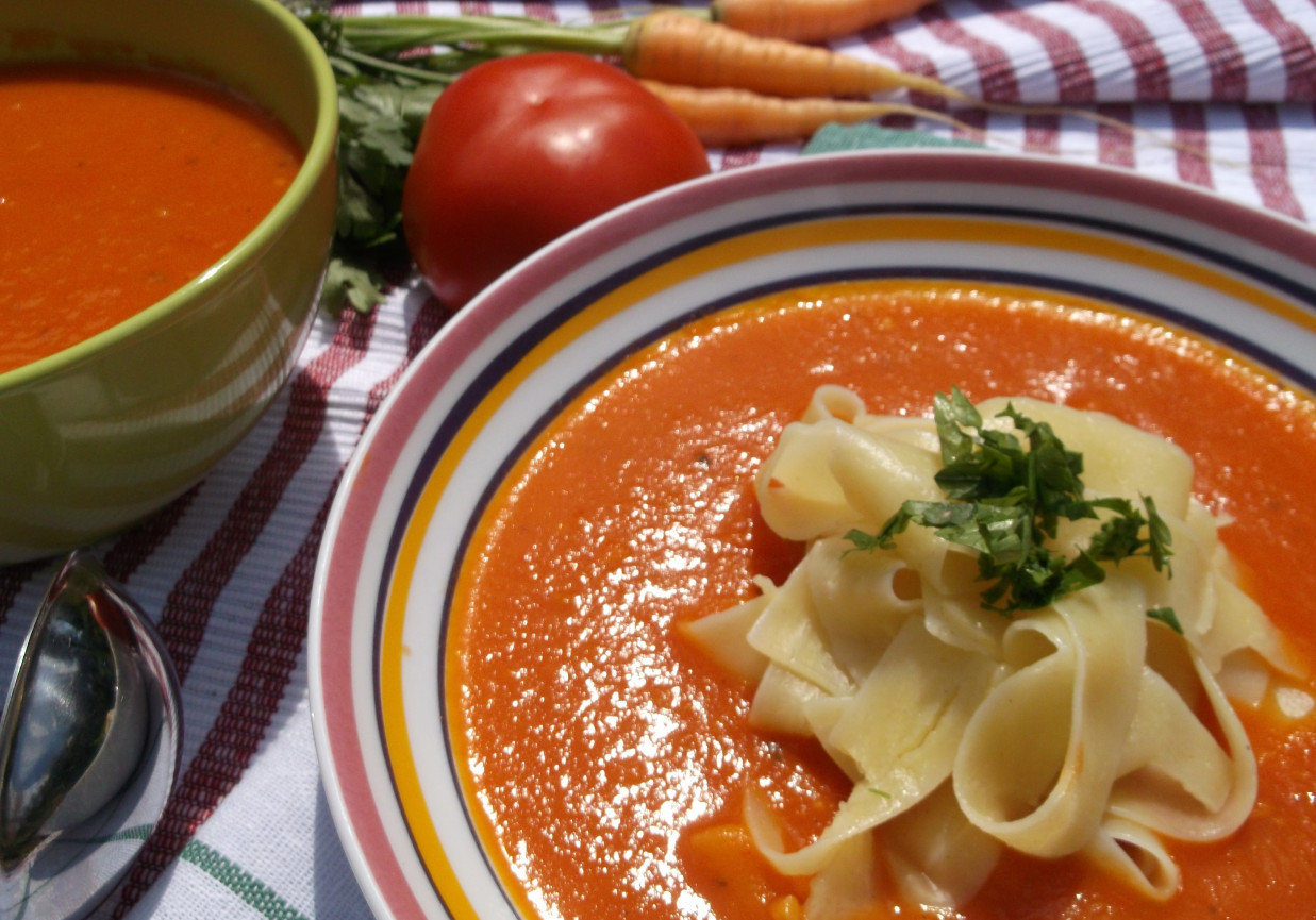Zupa ze świeżych pomidorów. foto