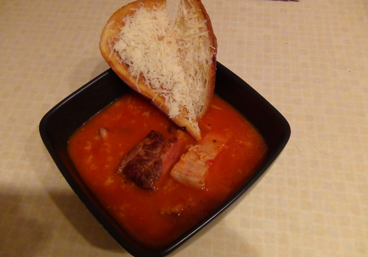 Zupa ze świeżych pomidorów foto
