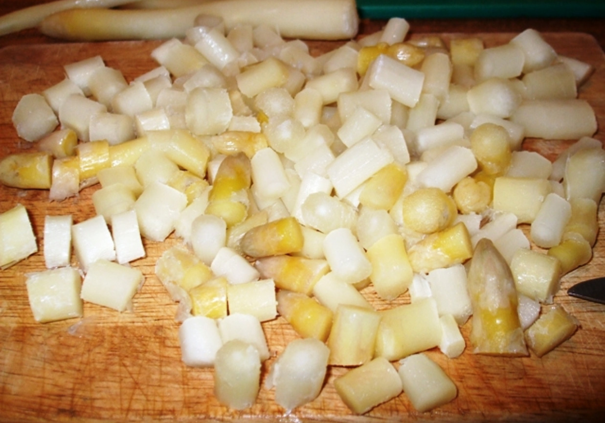 Zupa ze szparagami i młodymi ziemniakami foto