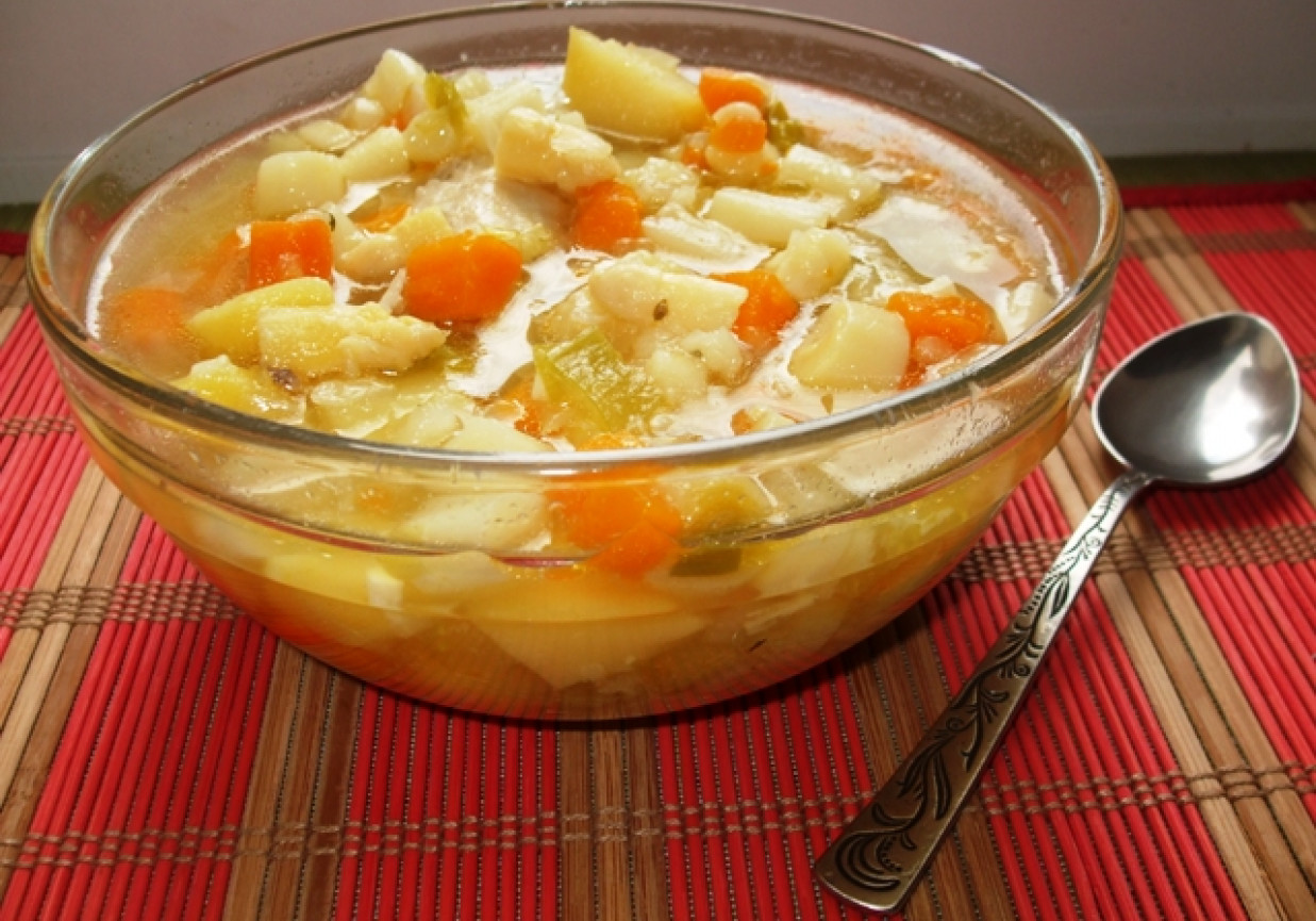 Zupa ze szparagami i młodymi ziemniakami foto