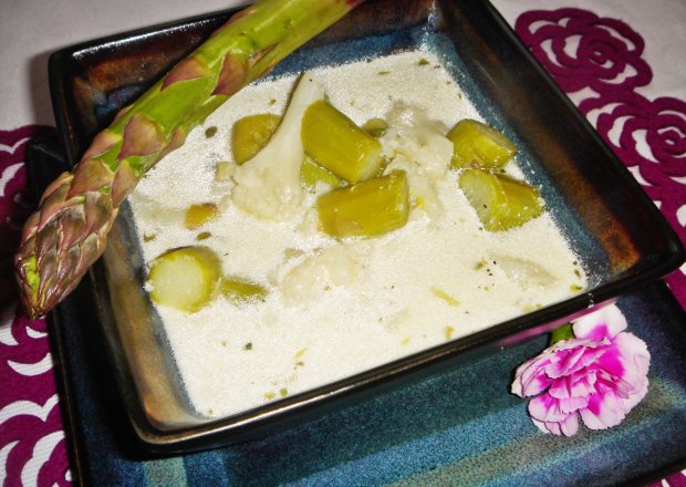 Fotografia przedstawiająca Zupa ze szparagów i kalafiora