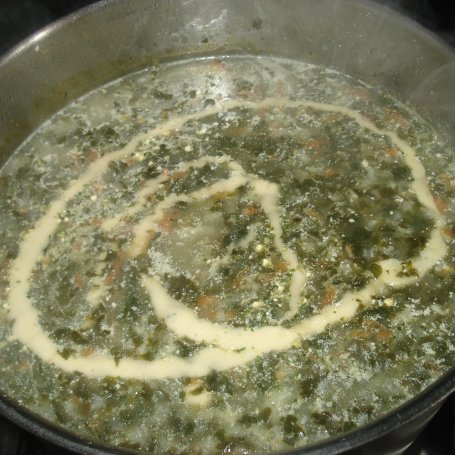 Krok 6 - Zupa ze szpinakiem i lanym ciastem - na wywarze z królika :) foto