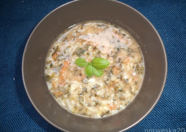 Fotografia przedstawiająca Zupa ze szpinakiem i ryżem - z  nutą wędzonej papryki :)
