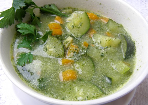 Fotografia przedstawiająca zupa "zielono mi":szpinak,cukinia, warzywa, czosnek, masło..