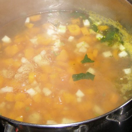 Krok 2 - zupa "zielono mi":szpinak,cukinia, warzywa, czosnek, masło.. foto