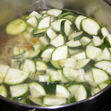 Krok 3 - zupa "zielono mi":szpinak,cukinia, warzywa, czosnek, masło.. foto