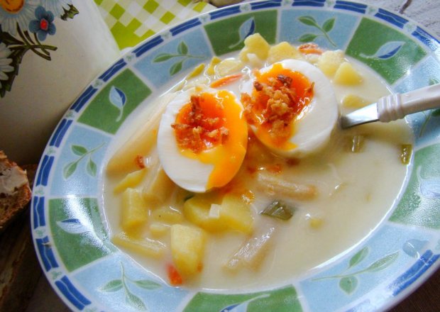 Fotografia przedstawiająca Zupa ziemniaczana z białymi szparagami i jajkiem na miękko