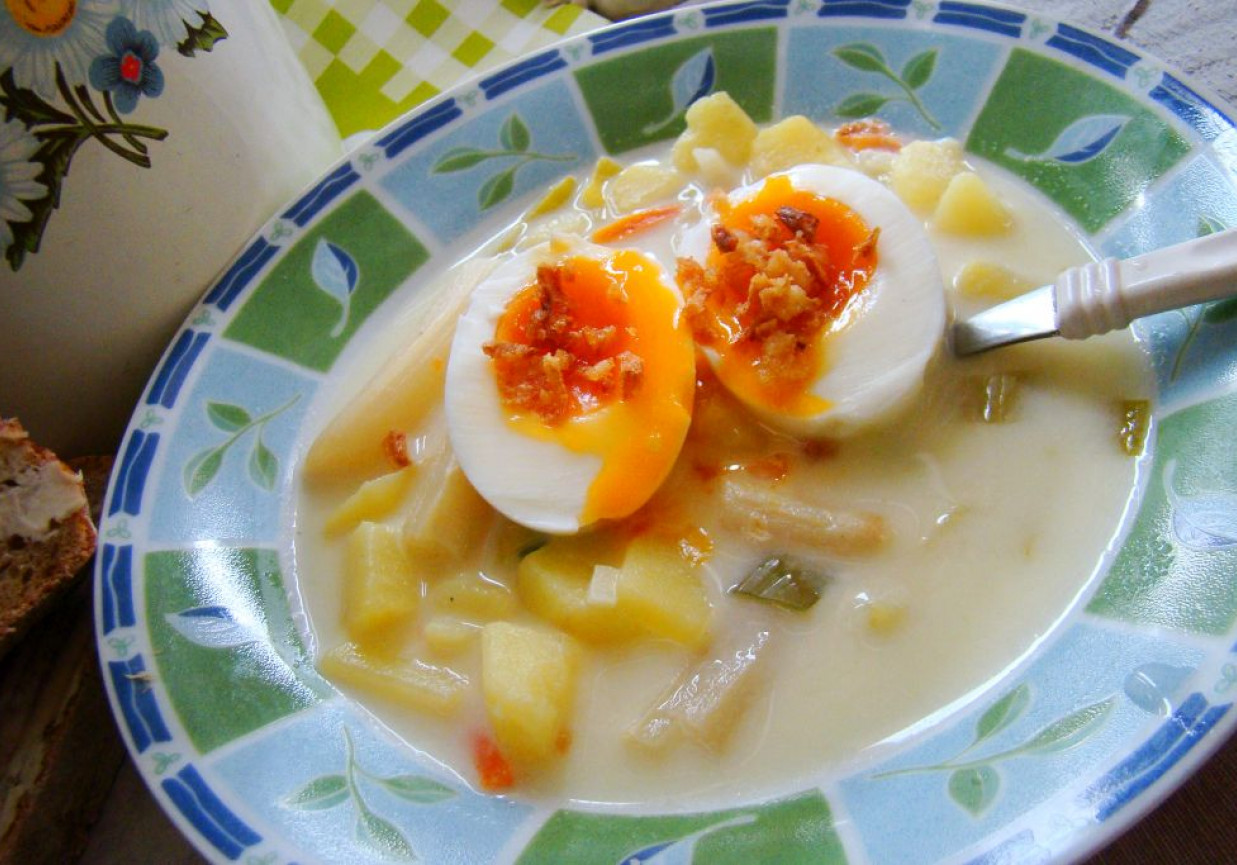 Zupa ziemniaczana z białymi szparagami i jajkiem na miękko foto