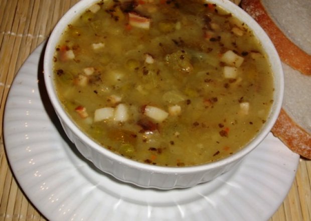 Fotografia przedstawiająca Zupa ziemniaczana z boczkiem, kapusta