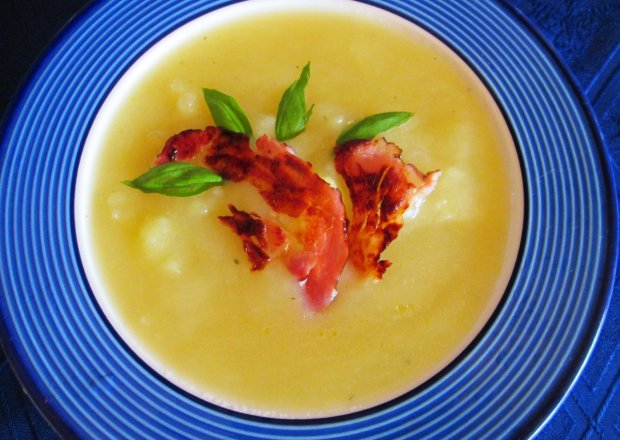 Fotografia przedstawiająca Zupa ziemniaczana z boczkiem (z kuchni amerykańskiej)