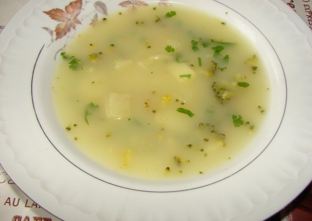 Fotografia przedstawiająca Zupa ziemniaczana z brokułem