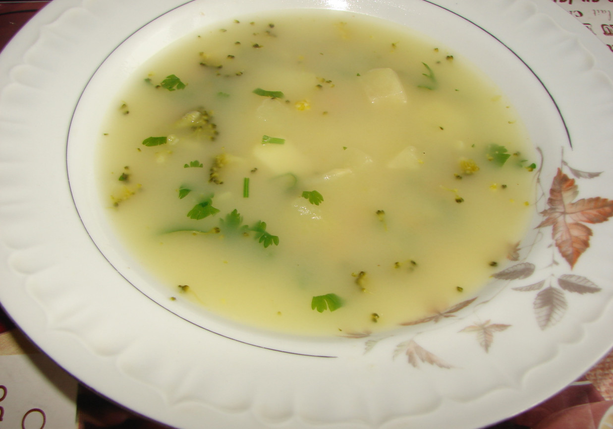 Zupa ziemniaczana z brokułem foto