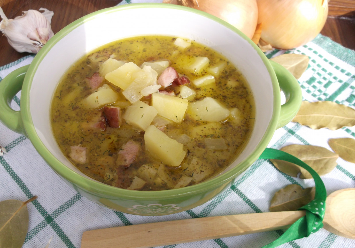 Zupa ziemniaczana z cebulą,czosnkiem i boczkiem. foto