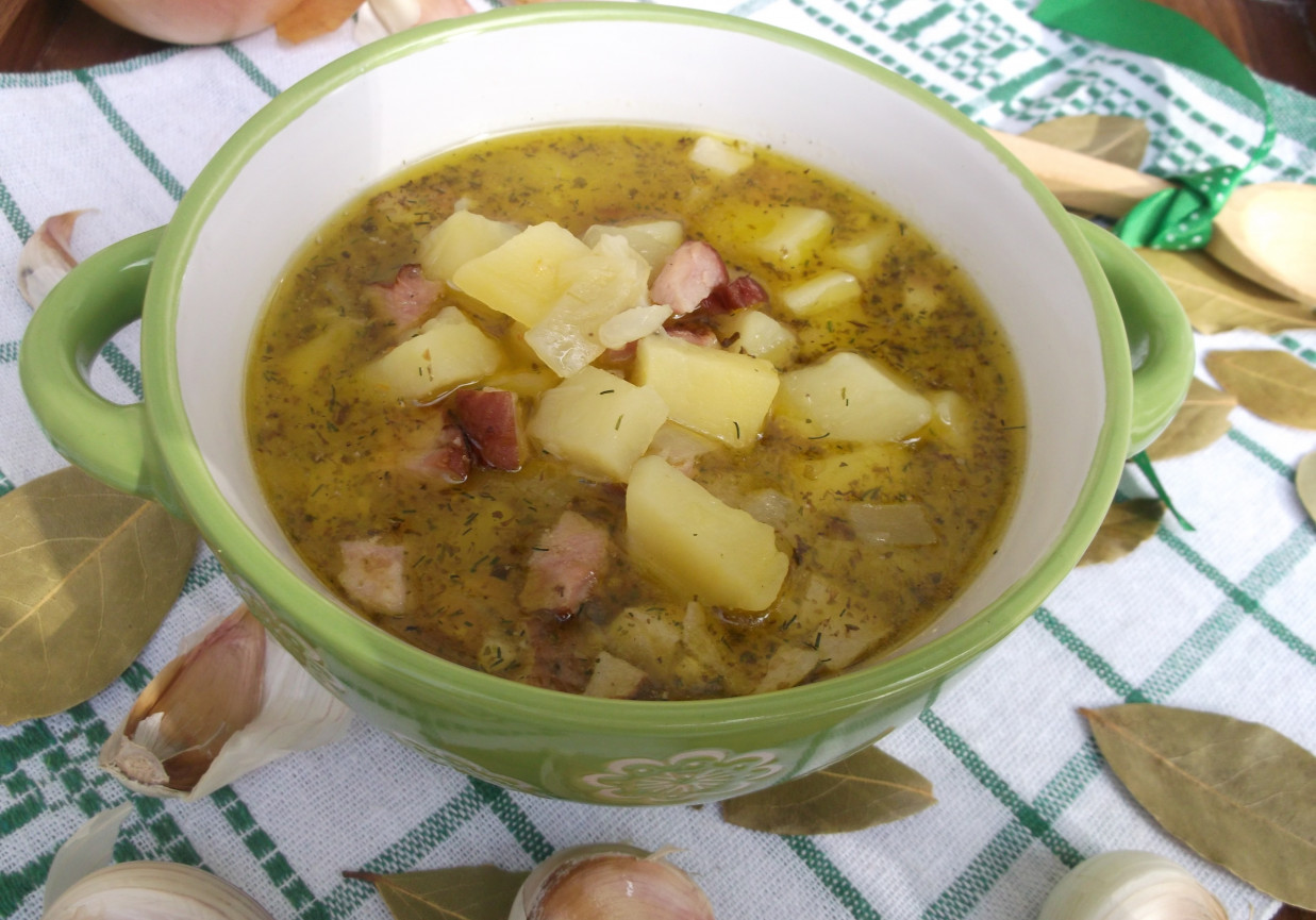 Zupa ziemniaczana z cebulą,czosnkiem i boczkiem. foto