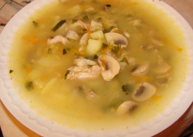 Fotografia przedstawiająca Zupa ziemniaczana z cukinią i pieczarkami