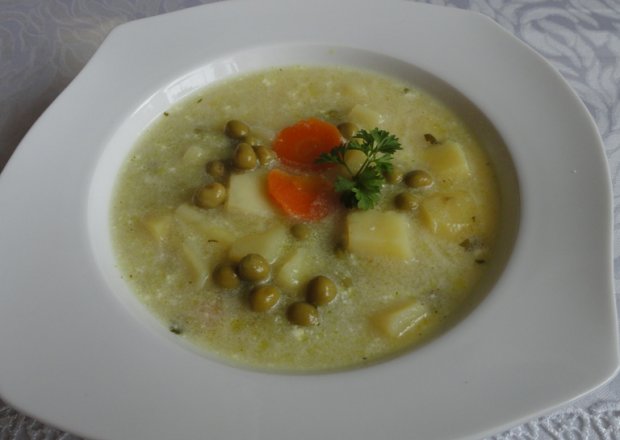 Fotografia przedstawiająca Zupa ziemniaczana z groszkiem