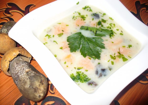 Fotografia przedstawiająca Zupa ziemniaczana  z grzybami i łososiem
