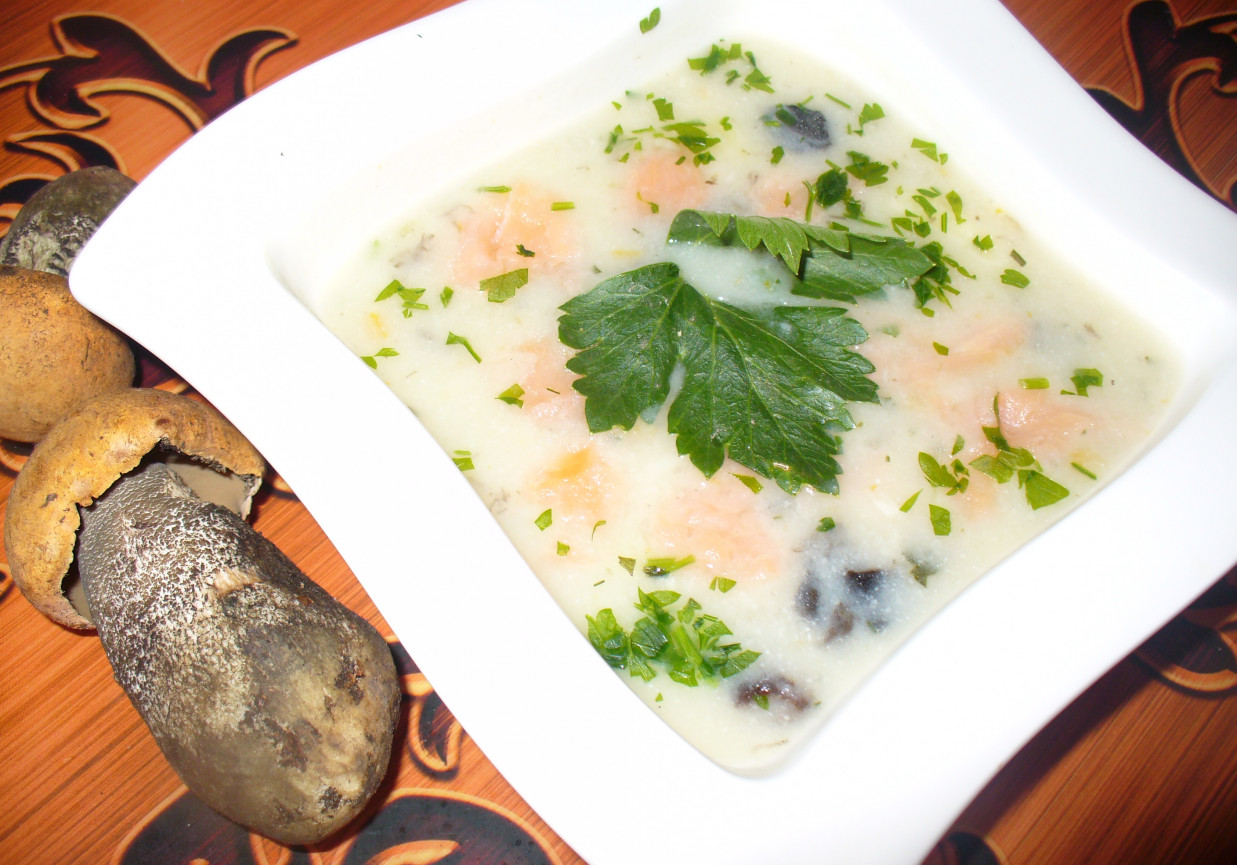 Zupa ziemniaczana  z grzybami i łososiem foto