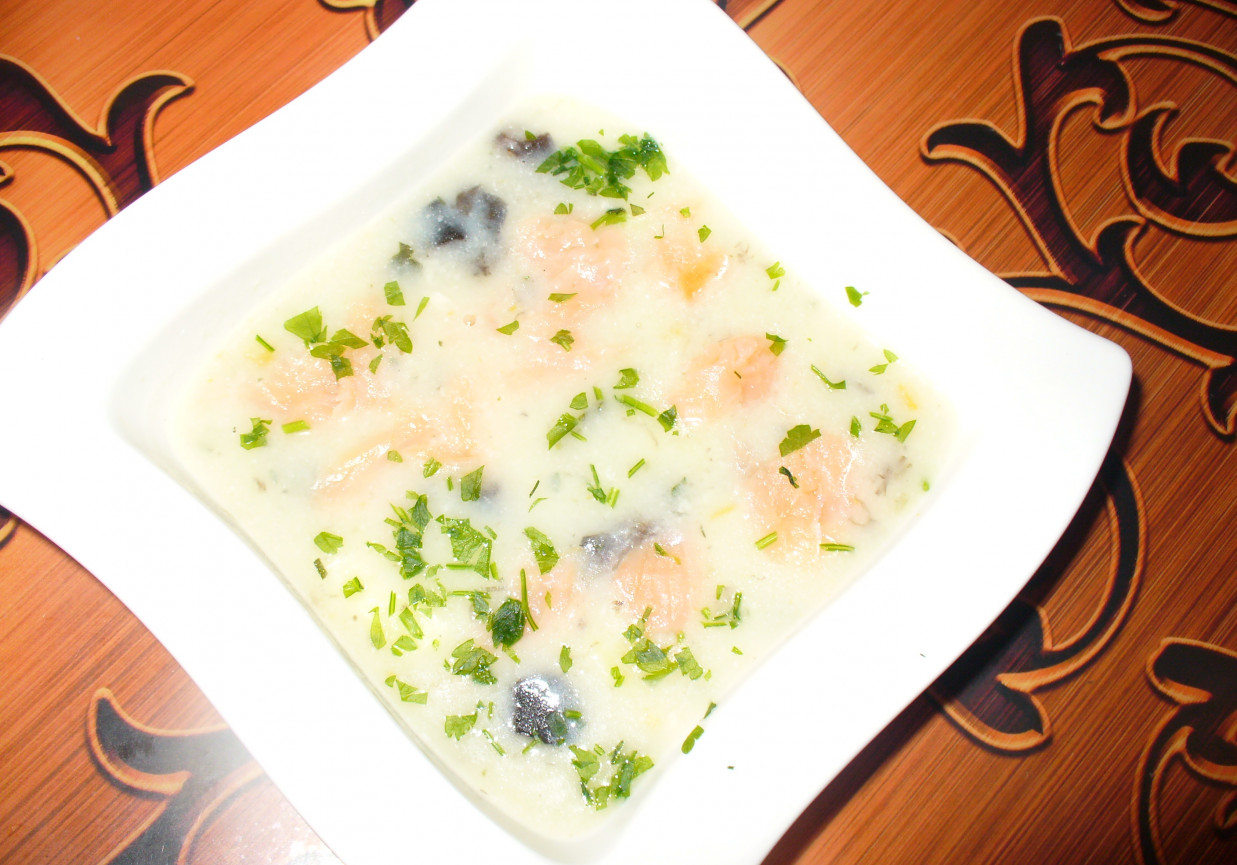 Zupa ziemniaczana  z grzybami i łososiem foto