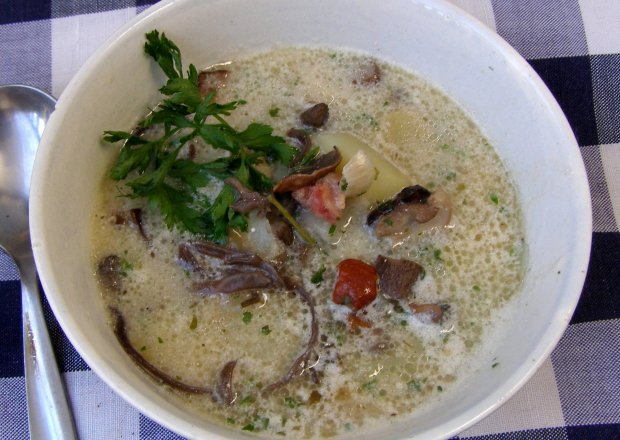Fotografia przedstawiająca zupa ziemniaczana z grzybami mun...