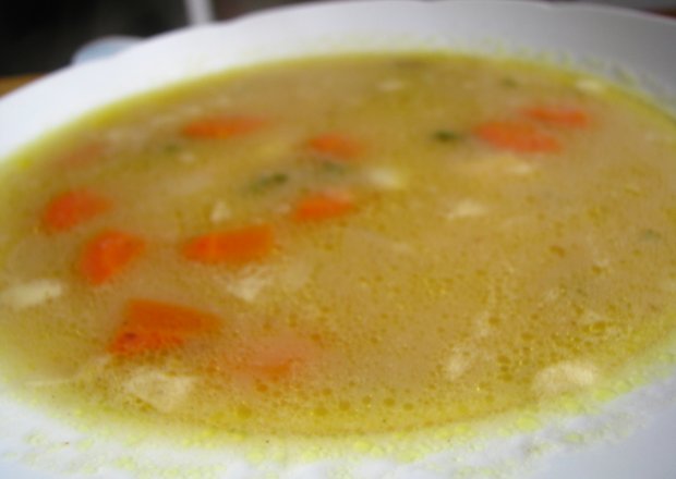 Fotografia przedstawiająca zupa ziemniaczana z kawałkami boczku