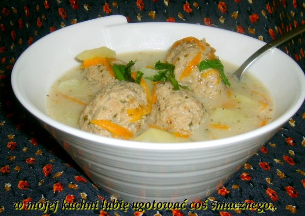 Fotografia przedstawiająca zupa ziemniaczana z klopsikami z indyka...
