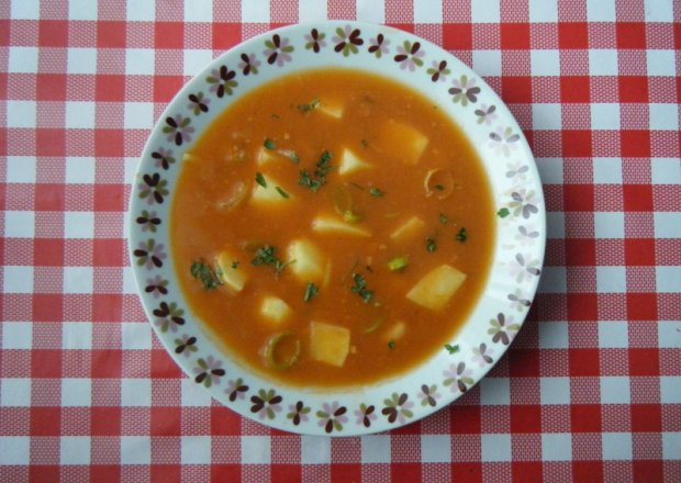 Fotografia przedstawiająca Zupa ziemniaczana z koncentratem pomidorowym