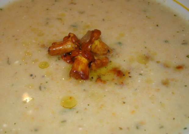 Fotografia przedstawiająca Zupa ziemniaczana z kurkami o kwaskowatym smaku